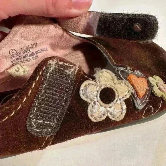 GENUINE KIDS FROM OSHKOSH GIRL SHOES 5 BROWN SUEDE MARY JANES W/FLOWERS - Picture 8 of 9